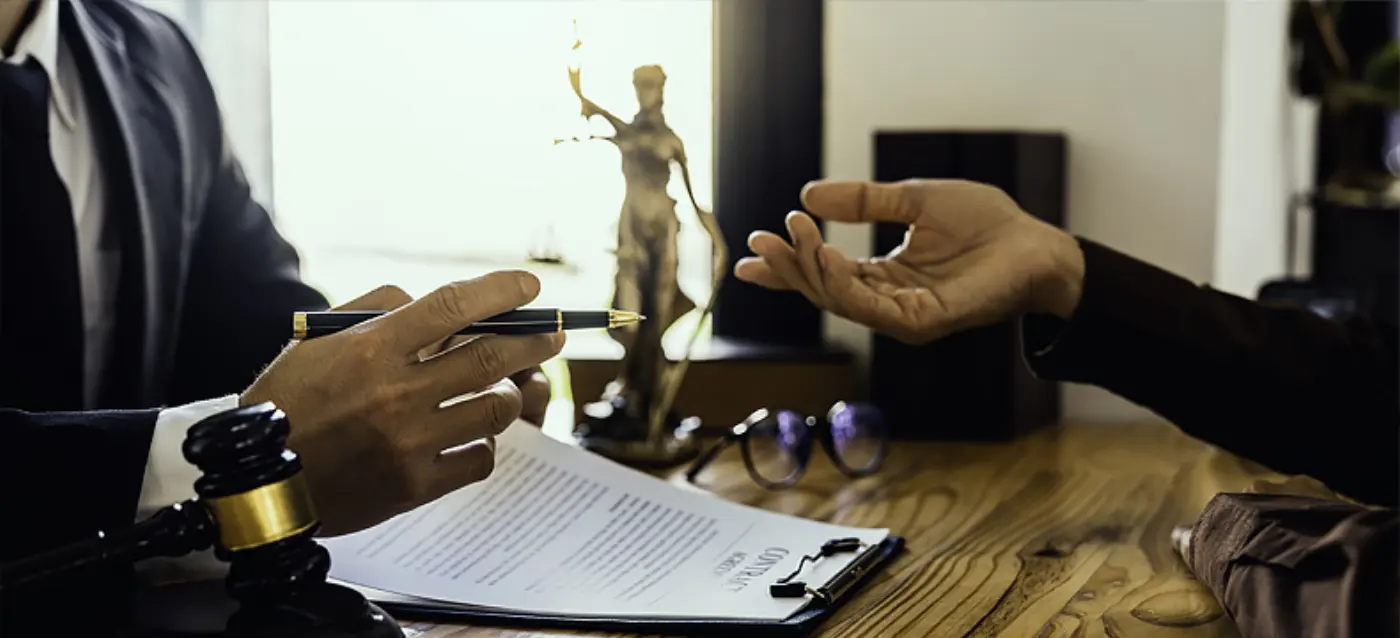 Pracovní stůl s dokumenty k rodinnému právu